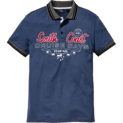 Shirt polo z efektownym zdobieniem bonprix niebieski dżins. Niebieskie koszulki polo męskie bonprix, l, z aplikacjami, sportowe, bez kołnierzyka, bez ramiączek. Za 54.99 zł.