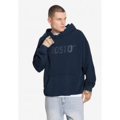 Bluza sportowa męska Prosto Big Log z kapturem. Niebieskie bluzy nierozpinane męskie Prosto., m, bez wzorów, z kapturem. Za 274.99 zł.