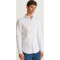 Prążkowana koszula slim fit - Biały. Koszule męskie marki Reserved. W wyprzedaży za 59.99 zł.