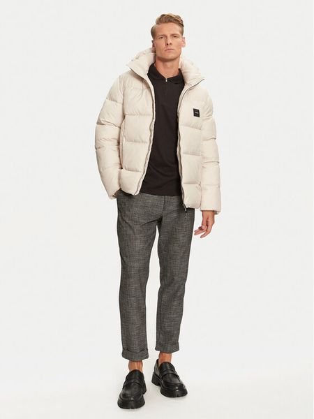 Calvin Klein Kurtka zimowa K10K113476 Beżowy Regular Fit. Brązowe kurtki męskie Calvin Klein, na zimę, l, bez wzorów, z syntetyku, bez ramiączek, bez kaptura. Za 749.99 zł.