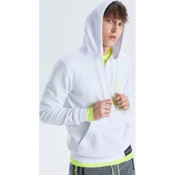 Bluza z kapturem kolekcja Futuristic Youths - Biały. Bluzy nierozpinane męskie marki Cropp. W wyprzedaży za 69.99 zł.