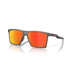 Okulary przeciwsłoneczne Oakley Futurity. Czerwone okulary przeciwsłoneczne męskie Oakley, bez wzorów, sportowe, prostokątne. Za 946.00 zł.