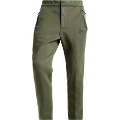 Nike Sportswear TECH Spodnie treningowe cargo khaki/black. Długie spodnie sportowe męskie marki Nike Sportswear. W wyprzedaży za 341.10 zł.