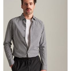 Koszula slim fit w kratę - Czarny. Koszule męskie marki Reserved. Za 119.99 zł.
