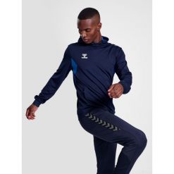 Poliestrowa bluza z kapturem Hummel Authentic. Niebieskie bluzy nierozpinane męskie HUMMEL, bez wzorów, sportowe, bez ramiączek, z kapturem. Za 212.50 zł.