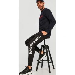 Calvin Klein Jeans - Spodnie. Czarne spodnie na co dzień męskie Calvin Klein Jeans, bez wzorów, z bawełny, casualowe. W wyprzedaży za 279.90 zł.