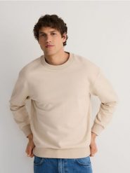 Bawełniana bluza regular fit - złamana biel. Bluzy nierozpinane męskie Reserved, l, bez wzorów, z bawełny, bez ramiączek, bez kaptura. W wyprzedaży za 59.99 zł.