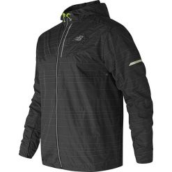 Kurtka "Reflective Lite" w kolorze czarnym do biegania. Kurtki męskie marki New Balance. W wyprzedaży za 282.95 zł.