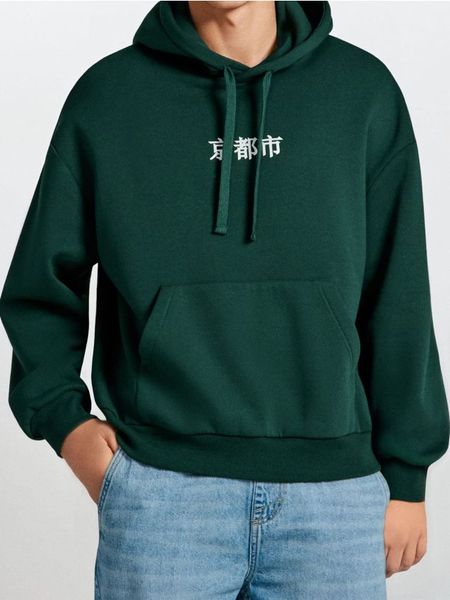 Bluza z nadrukiem na plecach - zielony. Zielone bluzy nierozpinane męskie Sinsay, l, bez wzorów, bez ramiączek, bez kaptura. Za 59.99 zł.