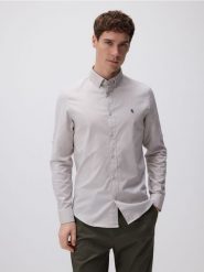 Bawełniana koszula slim fit - beżowy. Brązowe koszule męskie Reserved, l, bez wzorów, z bawełny, bez kołnierzyka, bez ramiączek. W wyprzedaży za 69.99 zł.
