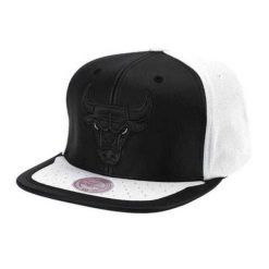 Męska Czapka Z Daszkiem Chicago Bulls. Białe czapki męskie NBA, bez wzorów. Za 291.99 zł.