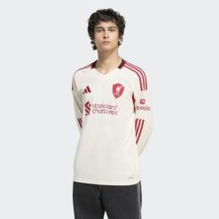 Koszulka z długim rękawem Liverpool FC 25/26 Away. Białe koszulki męskie z długim rękawem ADIDAS, bez wzorów, sportowe, bez kołnierzyka, bez ramiączek. Za 479.00 zł.