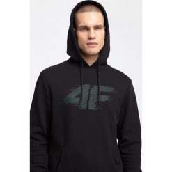 Bluza męska BLM257 - głęboka czerń. Bluzy z kapturem męskie marki 4f. W wyprzedaży za 99.99 zł.