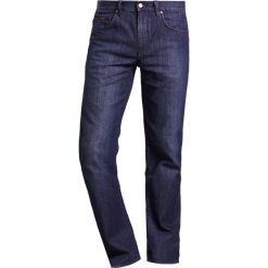 BOSS ATHLEISURE KANSAS Jeansy Straight Leg navy. Jeansy męskie marki BOSS ATHLEISURE. W wyprzedaży za 494.10 zł.
