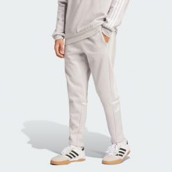 Spodnie dresowe Squadra 25. Białe spodnie dresowe męskie ADIDAS, bez wzorów, z dresówki. Za 239.00 zł.