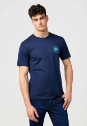 MĘSKA KOSZULKA WRANGLER SMALL GRAPHIC TEE NAVY 112371471. Niebieskie t-shirty męskie Wrangler, m, bez wzorów, bez kołnierzyka, bez ramiączek. Za 79.99 zł.
