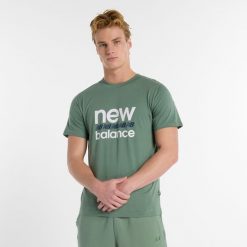 Koszulka męska New Balance MT51940DKJ – zielona. Zielone t-shirty sportowe męskie New Balance, m, bez wzorów, z dresówki, klasyczne, bez ramiączek. Za 119.99 zł.