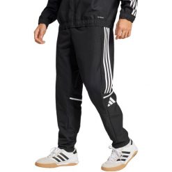 Spodnie męskie adidas Squadra 25 Presentation. Białe długie spodnie sportowe męskie ADIDAS, bez wzorów, z poliesteru, na fitness i siłownię. Za 149.00 zł.