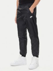 Nike Spodnie dresowe Windrunner DX0653 Czarny Standard Fit. Czarne spodnie dresowe męskie Nike, bez wzorów, z dresówki. Za 339.99 zł.