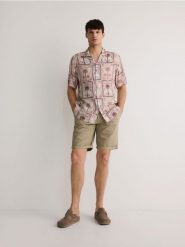 Wzorzysta koszula comfort fit - wielobarwny. Koszule męskie Reserved, l, bez wzorów, z wiskozy, bez kołnierzyka, bez ramiączek. W wyprzedaży za 79.99 zł.
