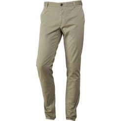 Tiger of Sweden TRANSIT Chinosy dusty khaki. Brązowe eleganckie spodnie męskie Tiger of Sweden, z bawełny. Za 539.00 zł.