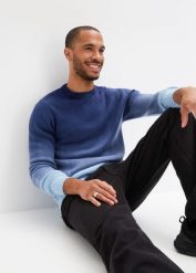 Sweter z cienkiej dzianiny w cieniowanym kolorze. Niebieskie swetry męskie bonprix, bez wzorów, z dzianiny, bez kołnierzyka, bez ramiączek. Za 129.99 zł.