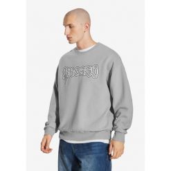 Bluza sportowa męska Prosto Graffiti Logo bez kaptura. Szare bluzy nierozpinane męskie Prosto., m, bez wzorów, sportowe, bez ramiączek, bez kaptura. Za 249.99 zł.