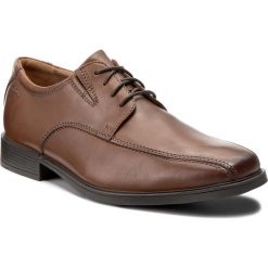 Półbuty CLARKS - Tilden Walk 261300957 Dark Tan Leather. Brązowe eleganckie półbuty męskie Clarks, z materiału, eleganckie, bez obcasa, bez zapięcia. W wyprzedaży za 199.00 zł.
