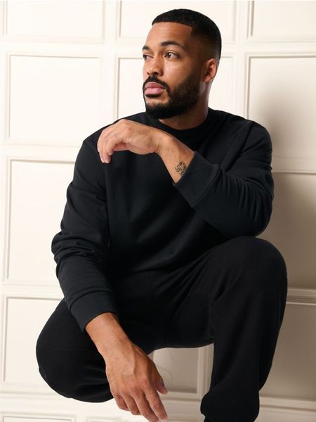 Bluza - czarny. Czarne bluzy nierozpinane męskie Sinsay, l, bez wzorów, z bawełny, sportowe, bez ramiączek, bez kaptura. Za 29.99 zł.