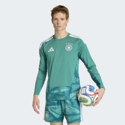 Koszulka z długim rękawem Germany 26 Home Goalkeeper. Zielone koszulki męskie z długim rękawem ADIDAS, bez wzorów, sportowe, bez kołnierzyka, bez ramiączek. Za 479.00 zł.