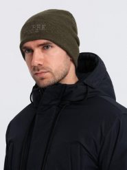 Dzianinowa czapka męska beanie z haftowanym napisem – oliwkowa V5. Zielone czapki męskie Ombre Clothing, bez wzorów, z dzianiny, eleganckie. Za 129.99 zł.