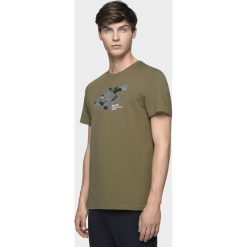 T-shirt męski TSM214 - khaki allover. Brązowe t-shirty męskie 4f, m, bez wzorów, bez kołnierzyka, bez ramiączek. Za 49.99 zł.