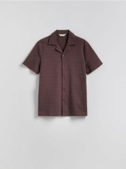 Strukturalna koszula regular fit - ciemnobrązowy. Brązowe koszule męskie Reserved, l, bez wzorów, z bawełny, bez kołnierzyka, bez ramiączek. W wyprzedaży za 99.99 zł.