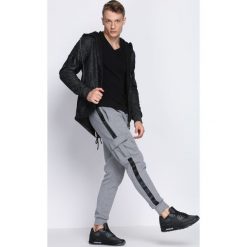 Szare Spodnie Dresowe Long Suffering. Szare spodnie dresowe męskie marki Born2be, z napisami, z dresówki. Za 64.99 zł.