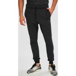 Under Armour - Spodnie Baseline Tapered Pant. Szare spodnie dresowe męskie marki Under Armour, z bawełny. W wyprzedaży za 199.90 zł.