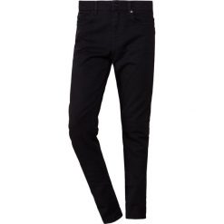 McQ Alexander McQueen MISMATCHED STRUMMER Jeansy Slim Fit darkest black. Czarne jeansy męskie McQ Alexander McQueen, z bawełny. Za 879.00 zł.