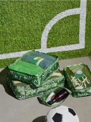 Zestaw organizerów do walizki z motywem piłkarskim - zielony. Zielone walizki męskie Sinsay, bez wzorów. Za 25.99 zł.