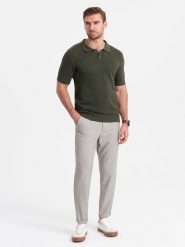 Męskie spodnie chino REGULAR FIT z gumką w pasie – szaro-beżowe V1 - Rozmiar: M. Szare spodnie na co dzień męskie Ombre Clothing, bez wzorów, z bawełny, casualowe. W wyprzedaży za 219.99 zł.