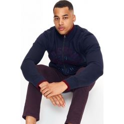 BLUZA ROZPINANA MĘSKA ZE STÓJKĄ I APLIKACJĄ. Bluzy rozpinane męskie marki TOP SECRET. W wyprzedaży za 89.99 zł.