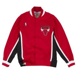 Kurtka Authentic NBA Chicago Bulls. Czerwone kurtki męskie Mitchell & Ness, bez wzorów, sportowe, bez ramiączek, bez kaptura. W wyprzedaży za 734.50 zł.