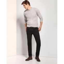 SWETER DŁUGI RĘKAW MĘSKI. Szare swetry męskie TOP SECRET, bez wzorów, z wełny, eleganckie, bez kołnierzyka, bez ramiączek. W wyprzedaży za 39.99 zł.