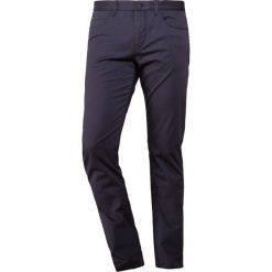 BOSS ATHLEISURE LESTER Spodnie materiałowe navy. Niebieskie spodnie na co dzień męskie BOSS ATHLEISURE, z bawełny. Za 579.00 zł.