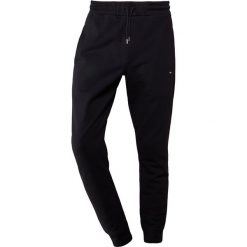 McQ Alexander McQueen SWEATPANTS Spodnie treningowe black. Długie spodnie sportowe męskie marki McQ Alexander McQueen. Za 879.00 zł.