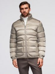 Pikowana męska kurtka z połyskiem i stójką – jasnopopielata V5. Szare kurtki męskie Ombre Clothing, m, bez wzorów, z materiału, bez ramiączek, bez kaptura. Za 399.99 zł.