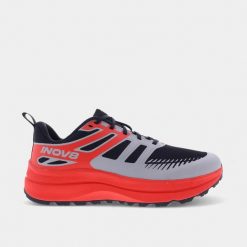 Buty trailowe męskie Inov-8 TrailFly Max Wide. Czarne buty do biegania męskie Inov-8, bez wzorów, bez zapięcia, do biegania. Za 440.99 zł.