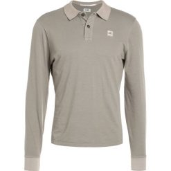 C.P. Company Koszulka polo army green. Zielone koszulki męskie z długim rękawem C.P. Company, m, z bawełny, polo, z długim rękawem. W wyprzedaży za 423.20 zł.