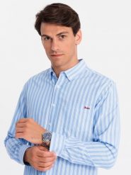 Męska koszula REGULAR FIT w białe paski z kieszonką – błękitna V2 - Rozmiar: XL. Niebieskie koszule męskie Ombre Clothing, m, bez wzorów, z bawełny, bez kołnierzyka, bez ramiączek. W wyprzedaży za 119.99 zł.