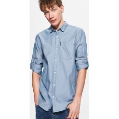 Gładka koszula z kieszenią - Niebieski. Koszule męskie marki Cropp. W wyprzedaży za 39.99 zł.