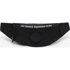 Saszetka typu nerka z wymiennymi metkami - Czarny. Saszetki męskie marki Cropp. Za 49.99 zł.