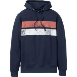 Bluza z kapturem i nadrukiem bonprix ciemnoniebieski. Bluzy nierozpinane męskie bonprix. Za 44.99 zł.